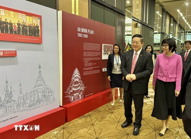 L’ambassadrice Tôn Thi Ngoc Huong et le secrétaire général de l’ASEAN, Kao Kim Hourn lors de l’exposition, à Jakarta, le 11 août. Photo : VNA L’ambassadrice Tôn Thi Ngoc Huong et le secrétaire général de l’ASEAN, Kao Kim Hourn lors de l’exposition, à Jakarta, le 11 août. Photo : VNA