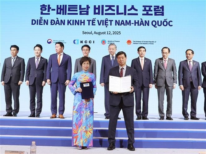 La directrice générale de la VNA, Vu Viet Trang, et Hwang Dae-il, président de l'agence de presse Yonhap, signent un accord de coopération professionnelle pour la nouvelle période. Photo : VNA La directrice générale de la VNA, Vu Viet Trang, et Hwang Dae-il, président de l'agence de presse Yonhap, signent un accord de coopération professionnelle pour la nouvelle période. Photo : VNA