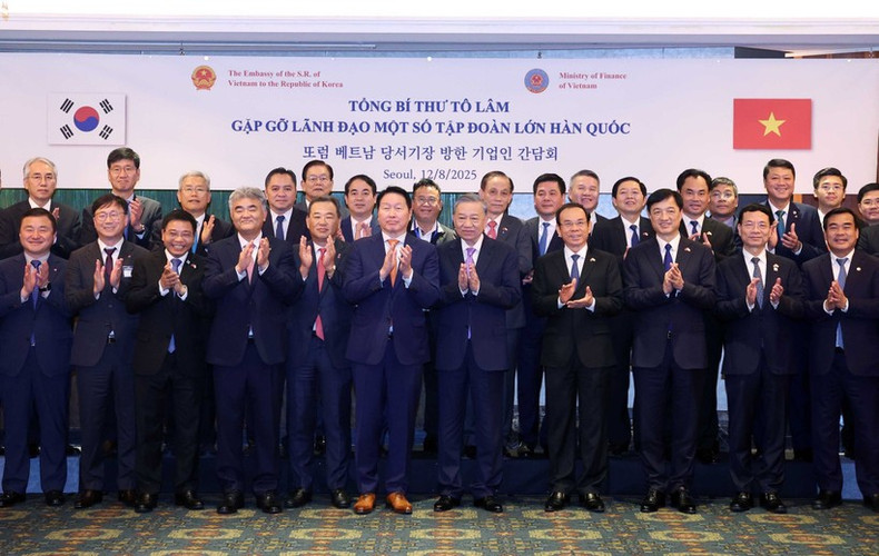 Le secrétaire général du Parti communiste du Vietnam (PCV), To Lam (centre) et des dirigeants des grandes entreprises sud-coréennes. Photo : VNA. Le secrétaire général du Parti communiste du Vietnam (PCV), To Lam (centre) et des dirigeants des grandes entreprises sud-coréennes. Photo : VNA.