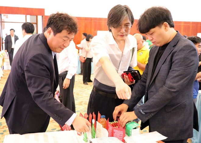Des entreprises sud-coréennes présentent leurs produits dans la province de Ninh Thuan (qui fait désormais partie de la province de Khanh Hoa). Photo : VNA Des entreprises sud-coréennes présentent leurs produits dans la province de Ninh Thuan (qui fait désormais partie de la province de Khanh Hoa). Photo : VNA