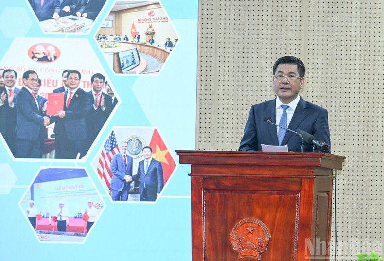 Le ministre de l’Industrie et du Commerce Nguyen Hong Dien s’exprime lors de la conférence.