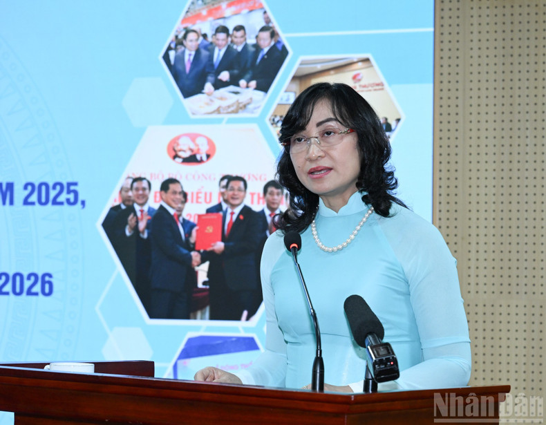 La vice-ministre de l’Industrie et du Commerce Phan Thi Thang présente le rapport de synthèse sur les activités du secteur de l’industrie et du commerce en 2025, pour la période 2021-2025, ainsi que le déploiement des missions clés pour 2026.