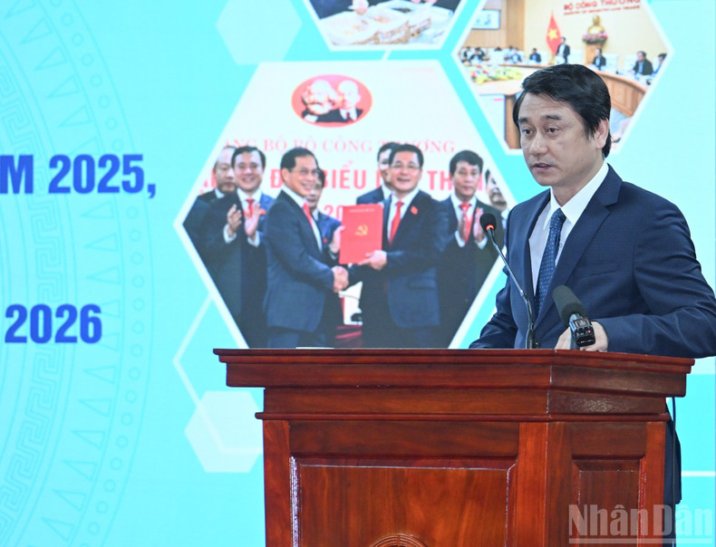 Le vice-ministre des Affaires étrangères Le Anh Tuan exprime son avis lors de la conférence.