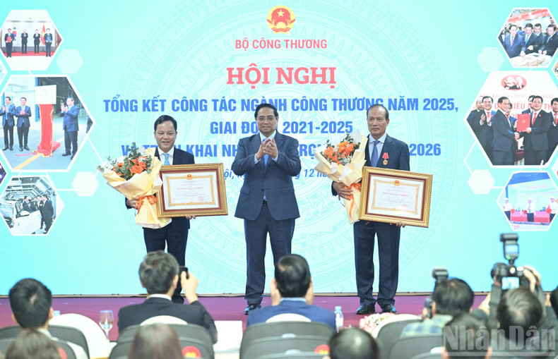 Le Premier ministre Pham Minh Chinh remet les Ordres du Travail de première et de troisième classe à des individus ayant obtenu des résultats exceptionnels.