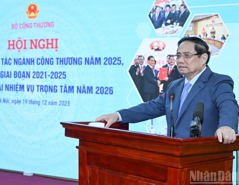 Le Premier ministre Pham Minh Chinh prononce un discours d’orientation lors de la conférence sur le déploiement des missions clés de 2026 du secteur de l’industrie et du commerce.