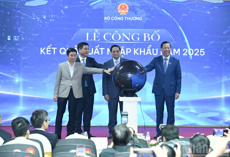 Le Premier ministre Pham Minh Chinh et les délégués procèdent à la cérémonie de proclamation des résultats de l’import-export de l’année 2025.