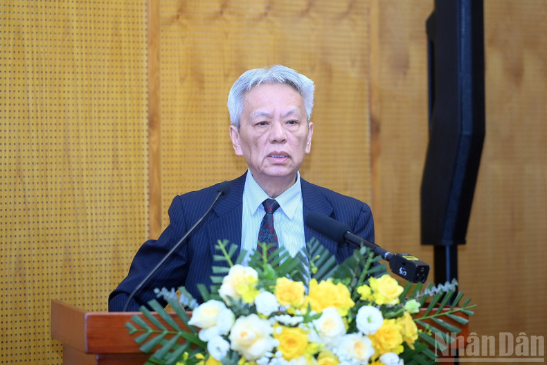 Le Docteur Nguyen Si Dung, ancien Chef adjoint du Bureau de l'Assemblée nationale, a également présenté sa communication lors du colloque.