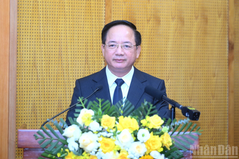 Le camarade Général d'armée Trinh Van Quyet, Secrétaire du Comité central du Parti et Chef du Comité central de la Propagande et de la Mobilisation des masses, a assisté au colloque et y a annoncé des directives