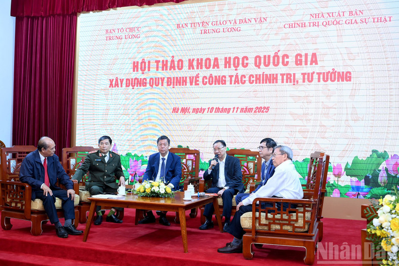 Les délégués, experts et scientifiques, ont participé à une table ronde de discussion lors du colloque.