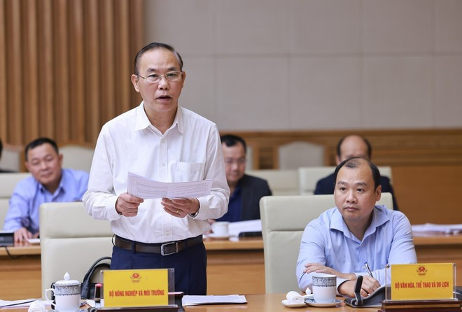 Le vice-ministre de l&apos;Agriculture et de l&apos;Environnement, Phung Duc Tien, présente le bilan des efforts de prévention et de lutte contre la pêche INN. Photo : VNA