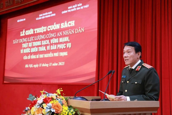 Le général Luong Tam Quang, ministre de la Sécurité publique, prend la parole lors de la cérémonie. Photo: laodong.vn