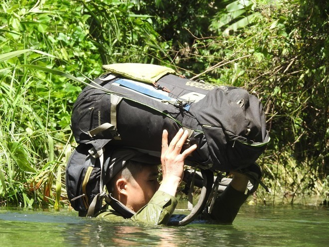  Avec un sac de vingt kilos sur le dos, escaladant des cols, traversant des cascades et des ruisseaux, il y a des nuits où la pluie s&apos;abat la forêt sans qu’ils puissent allumer de feu. Ils doivent alors manger des nouilles instantanées crues et recueillir la rosée pour boire.