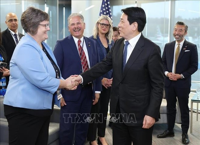 Le président de la République, Luong Cuong, et des parlementaires de l’État de l’Oregon. Photo : VNA. Le président de la République, Luong Cuong, et des parlementaires de l’État de l’Oregon. Photo : VNA.