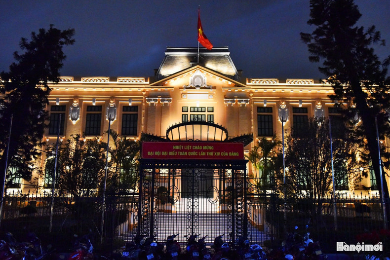 Le Bac Bo Phu, empreint de noblesse sous ses lumières dorées, là où l'histoire et le présent se rencontrent au cœur de Hanoi.