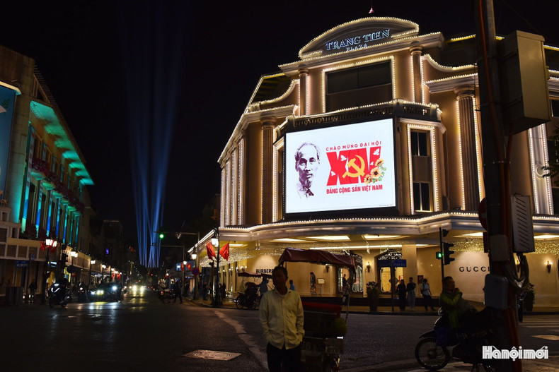 L'écran LED célébrant le Congrès du Parti au Trang Tien Plaza illumine le centre-ville, attirant la foule au cœur de la nuit hanoïenne.