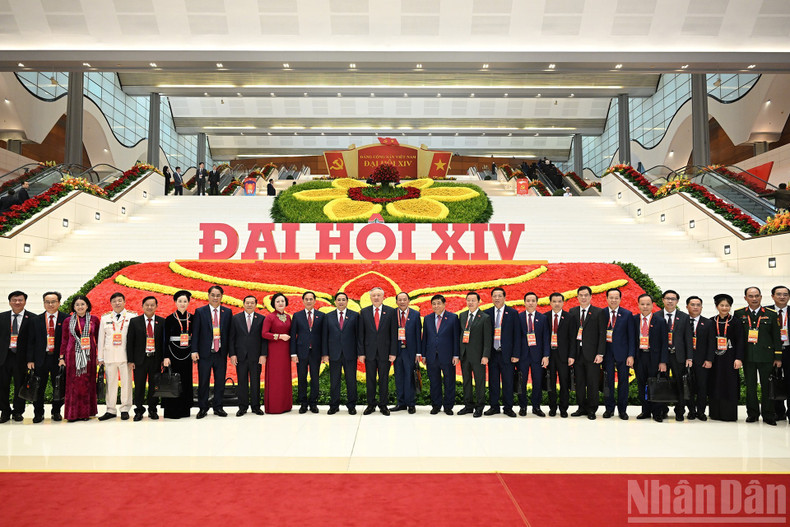 Le Premier ministre Pham Minh Chinh avec les délégués participant à la séance d’ouverture. (Photo : TRAN HAI)