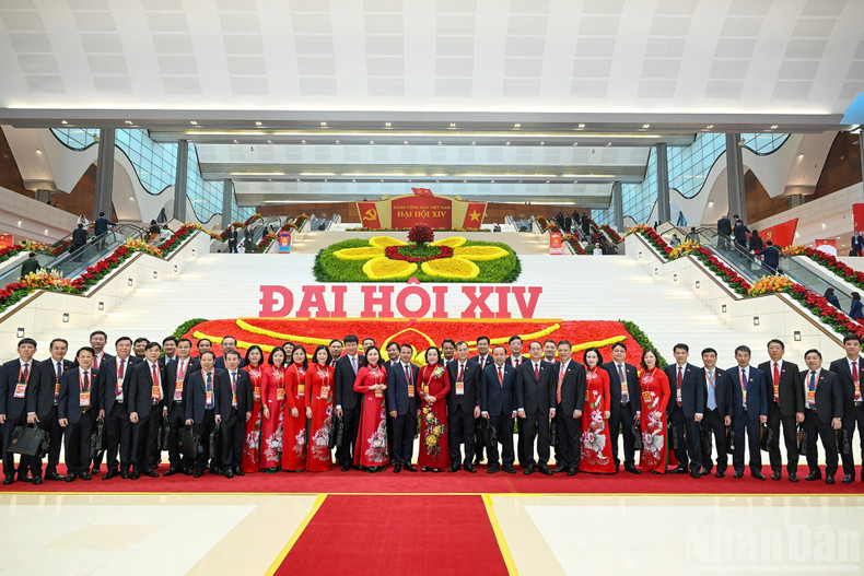 La délégation de la province de Ninh Binh participant à la séance d’ouverture. (Photo : DUY LINH)
