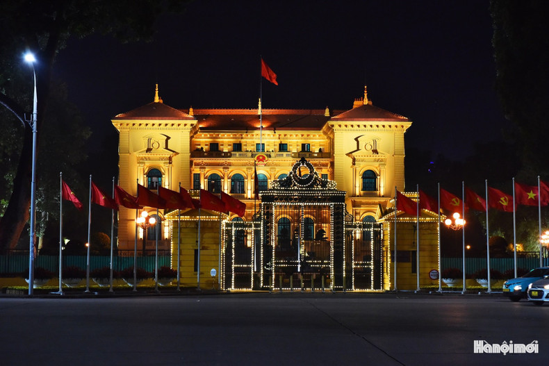 Le Palais présidentiel rayonne dans le calme de la nuit tombée.