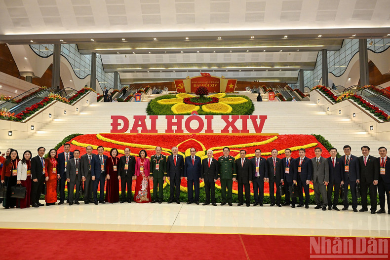 Les dirigeants et anciens dirigeants du Parti et de l’État, ainsi que les délégués, assistant à la séance d’ouverture. (Photo : DANG KHOA)