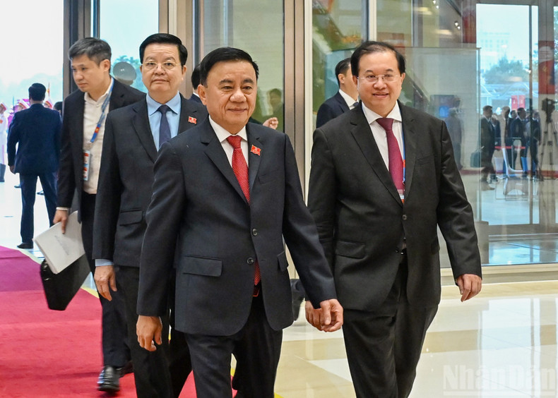 Le membre permanent du Secrétariat Tran Cam Tu assiste à la séance d’ouverture. (Photo : DUY LINH)