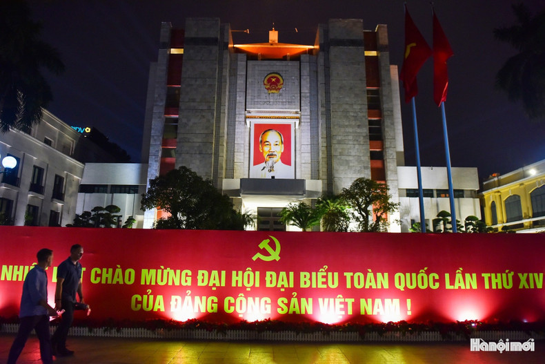 Le siège du Comité populaire de Hanoi brille intensément, créant un point d'orgue remarquable dans la zone centrale de la capitale.