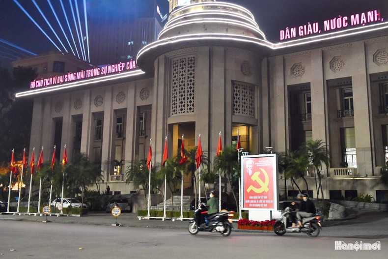 La Banque d'État du Vietnam contribue à l'aspect urbain scintillant de Hanoi durant les jours du Congrès.