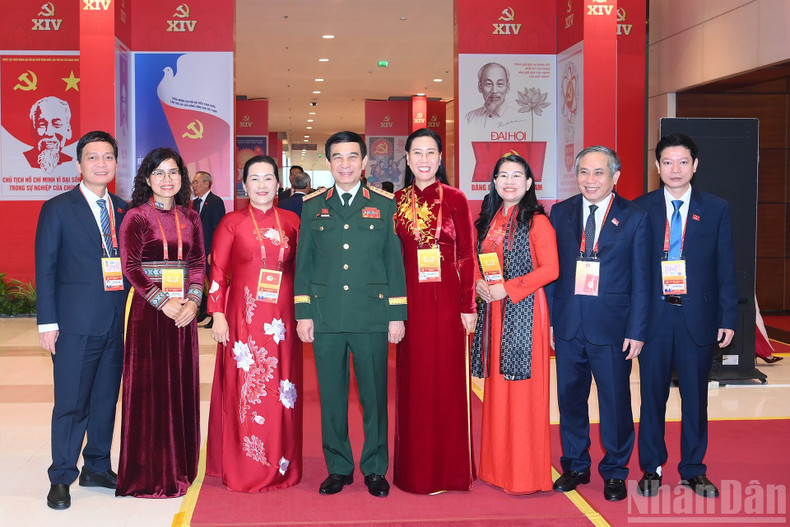 Le ministre de la Défense Phan Van Giang avec les délégués participant à la séance d’ouverture. (Photo : TRAN HAI)