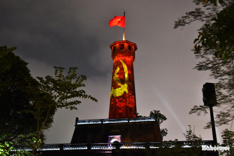 La Tour du Drapeau de Hanoi s'illumine dans la nuit, le rouge du drapeau national se distinguant pour célébrer le XIVe Congrès du Parti.