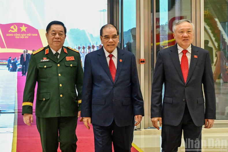 L’ancien Secrétaire général Nong Duc Manh assiste à la séance d’ouverture. (Photo : DUY LINH)