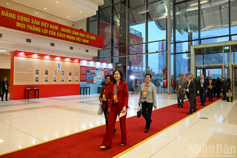 Les délégués invités internationaux assistant à la séance d’ouverture. (Photo : DUY LINH)