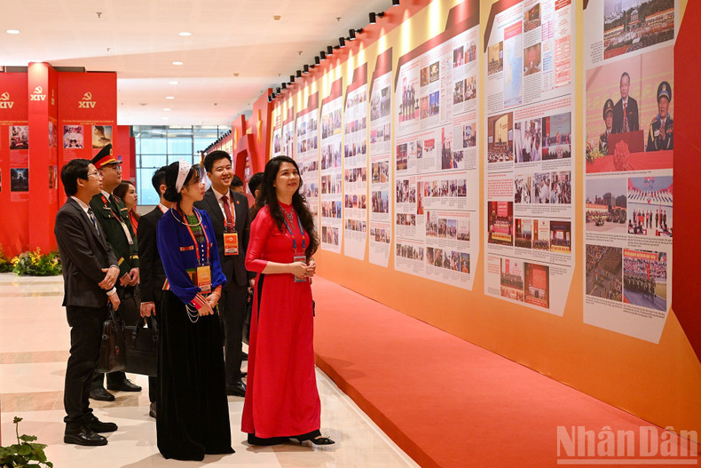 Les délégués visitent l’espace d’exposition du Congrès. (Photo : TRAN HAI)
