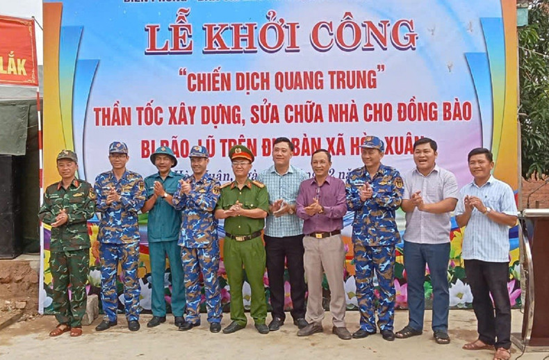 La Région 4 de la Marine, en collaboration avec le Comité du Parti, les autorités locales et d&apos;autres organisations et forces, commence la construction et la réparation de maisons pour les ménages gravement endommagés dans la commune de Hoa Xuan, province de Dak Lak.
