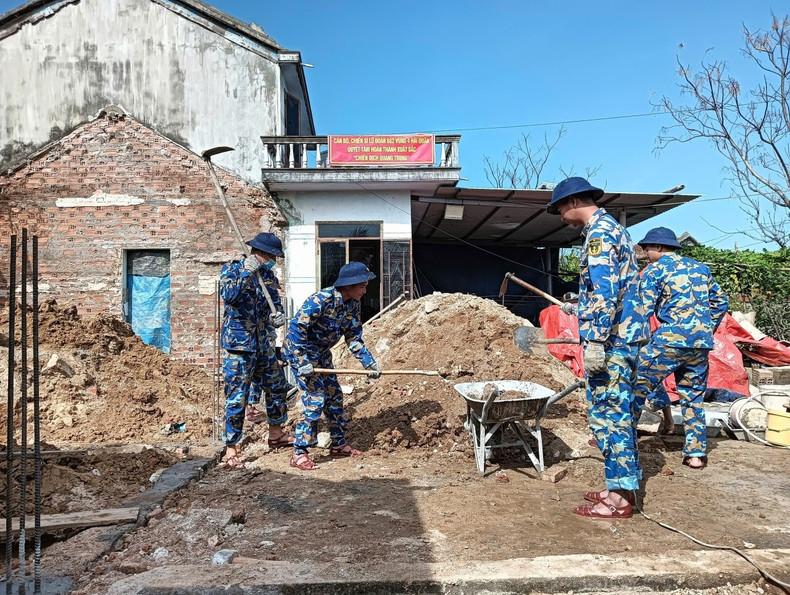 L&apos;équipe de construction de la Brigade 682, Région 4 de la Marine, profite du beau temps pour travailler activement et achever le projet rapidement.