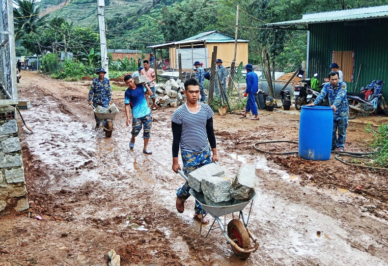 Avec l&apos;esprit de «aider le peuple comme on aiderait ses propres proches», les cadres et les soldats des unités de la Marine s&apos;efforcent toujours de surmonter les difficultés et de mettre en œuvre efficacement la «Campagne Quang Trung».