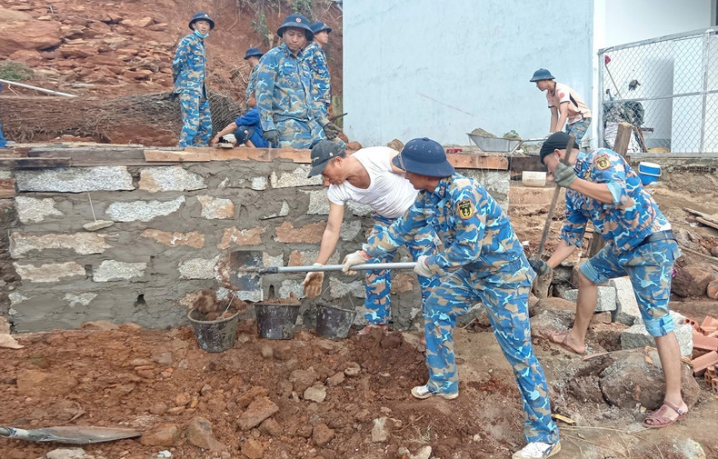 Les soldats de la Marine font preuve d&apos;un grand sens des responsabilités, travaillent rapidement et en toute sécurité, créant une ambiance dynamique dès les premiers jours du lancement de la «Campagne Quang Trung».