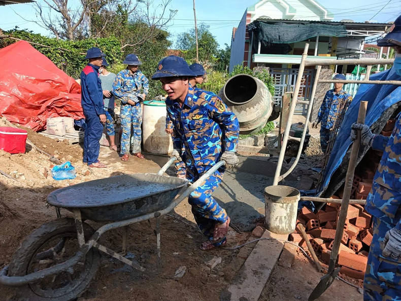 Les cadres et les soldats des unités de la Marine s&apos;efforcent d&apos;accélérer les travaux pour que les habitants puissent rapidement avoir de nouvelles habitations après les inondations.