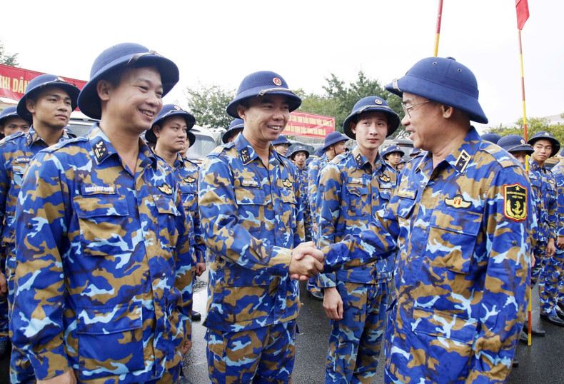 Le Contre-amiral Nguyen Dang Tien, Secrétaire du Comité du Parti et Commissaire politique de la Région 3 de la Marine, encourage les cadres et les soldats lors de la cérémonie de lancement de la «Campagne Quang Trung».