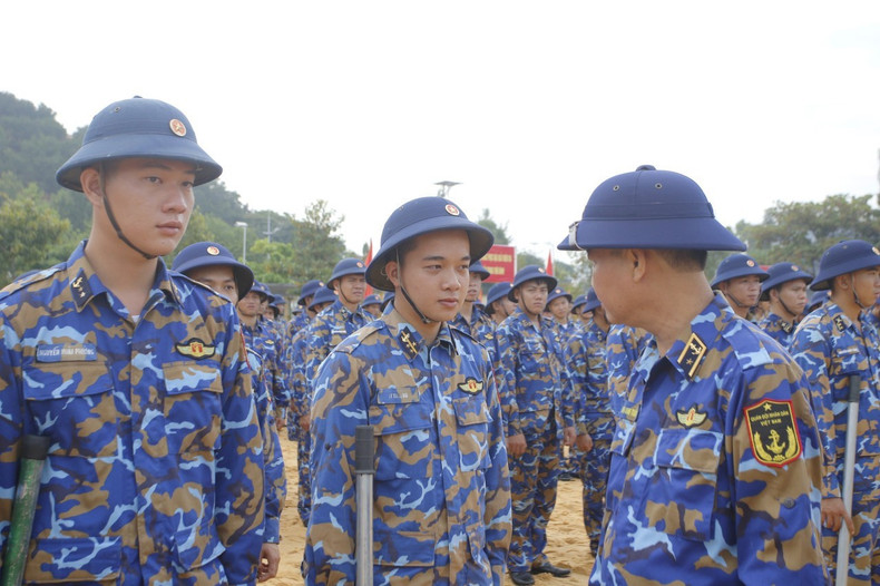 Le Contre-amiral Nguyen Anh Tuan, Commandant de la Région 4 de la Marine, encourage et s&apos;informe de la situation des cadres et des soldats participant à la «Campagne Quang Trung».