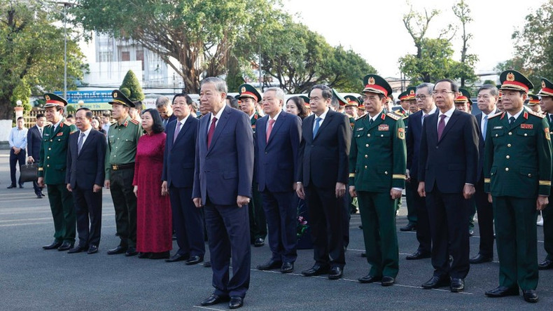 Le Secrétaire général To Lam et les délégués ont déposé des fleurs et offert de l’encens au Monument de la Victoire. (Photo : Thong Nhat/TTXVN)