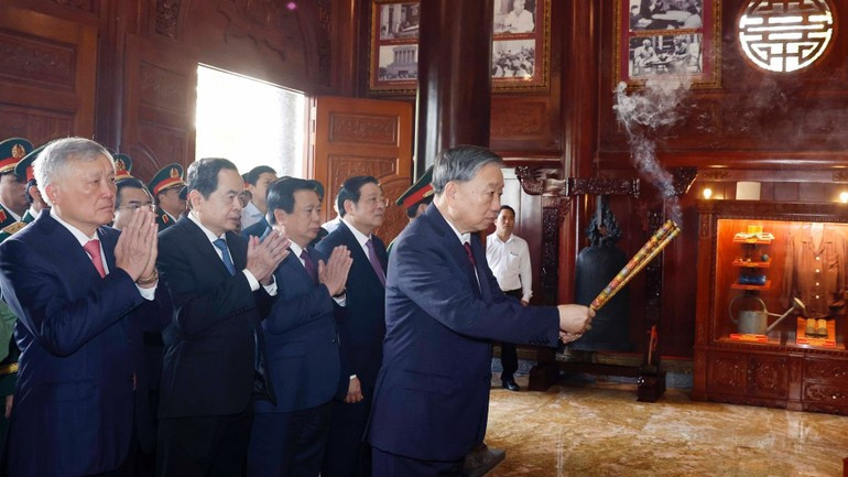 Le Secrétaire général To Lam et les délégués déposent des fleurs et offrent de l’encens à la Maison commémorative du Président Ho Chi Minh. (Photo : Thong Nhat/TTXVN)