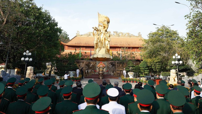 Le Secrétaire général To Lam et les délégués déposent des fleurs et offrent de l’encens à la Stèle commémorative dédiée aux Héros morts pour la Patrie. (Photo : Thong Nhat/TTXVN)