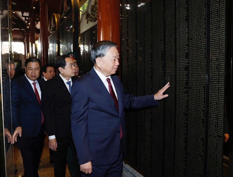 Le Secrétaire général To Lam et les délégués visitent la Stèle commémorative dédiée aux Héros morts pour la Patrie. (Photo : Thong Nhat/TTXVN)