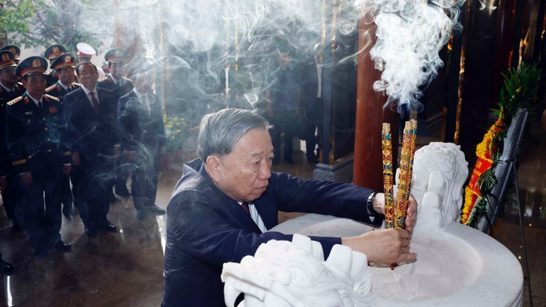 Le Secrétaire général To Lam et les délégués déposent des fleurs et offrent de l’encens au Monument de la Victoire. (Photo : Thong Nhat/TTXVN)