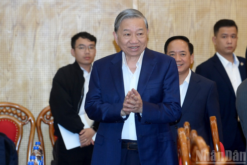 Le Secrétaire général To Lam arrive à la séance de travail avec la Commission centrale de la Propagande, de l’Éducation et de la Mobilisation des masses.