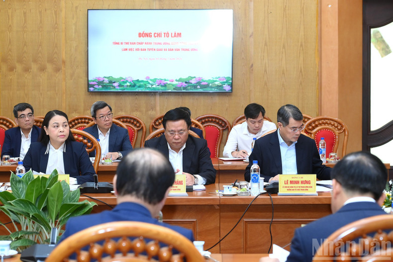Des délégués participent à la séance de travail. Des délégués participent à la séance de travail.