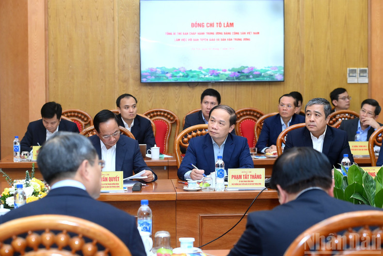 Des délégués participent à la séance de travail. Des délégués participent à la séance de travail.
