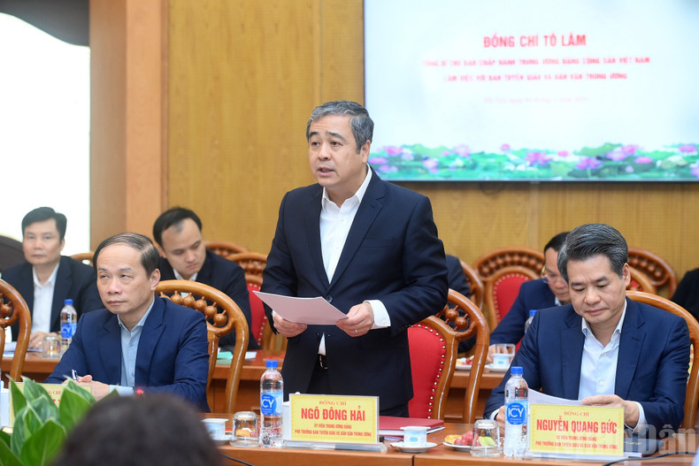 Le chef adjoint de la Commission centrale de la Propagande, de l’Éducation et de la Mobilisation des masses, Ngo Dong Hai, présente un rapport lors de la séance de travail. Des délégués participent à la séance de travail.