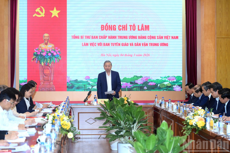 Le Secrétaire général To Lam prononce une allocution d’orientation lors de la séance de travail avec la Commission centrale de la Propagande, de l’Éducation et de la Mobilisation des masses. (Photo : Dang Khoa)