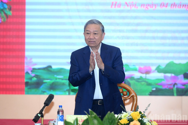 Le Secrétaire général To Lam préside la séance de travail avec la Commission centrale de la Propagande, de l’Éducation et de la Mobilisation des masses.