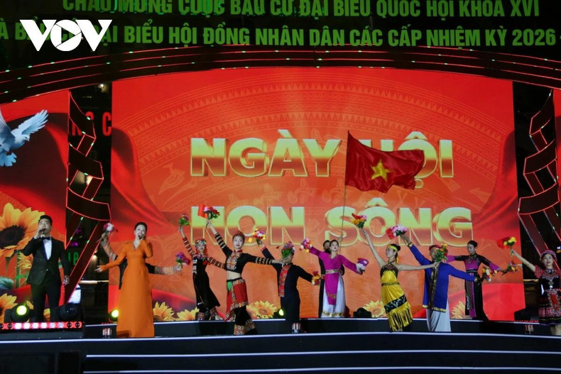 La scène du programme « La fête du pays » a été minutieusement installée sur la place Dong Kinh Nghia Thuc à Hanoi. Un espace paré de drapeaux, de fleurs, de lumières et d'écrans LED modernes a créé une atmosphère à la fois solennelle et animée pour saluer le succès du scrutin des députés à la XVIe Assemblée nationale et des membres des Conseils populaires pour le mandat 2026-2031.